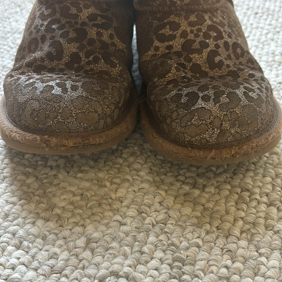 Girls Cheetah Uggs - Picture 2 of 5